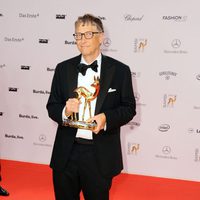 Bill Gates posando con su galardón de los Premios Bambi 2013