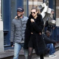 Adam Levine y Behati Prinsloo pasean por Nueva York