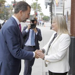 El Príncipe Felipe saluda a la editora a su llegada a la sede del periódico Los Angeles Times