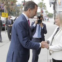 El Príncipe Felipe saluda a la editora a su llegada a la sede del periódico Los Angeles Times