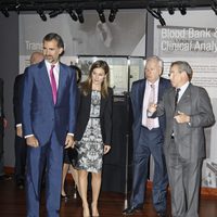 Los Príncipes de Asturias durante su visita a la planta de producción Grifols