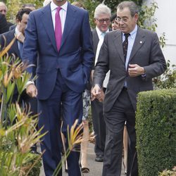 Felipe de Borbón en su visita a la planta de producción Grifols