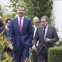 Felipe de Borbón en su visita a la planta de producción Grifols
