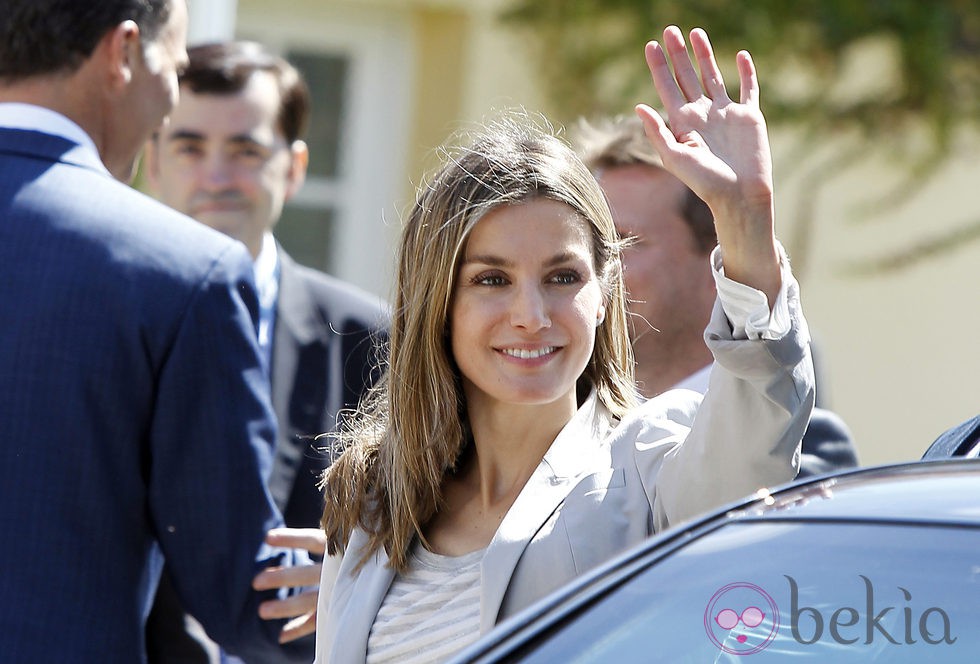 La Princesa Letizia muy sonriente en una visita a Santander