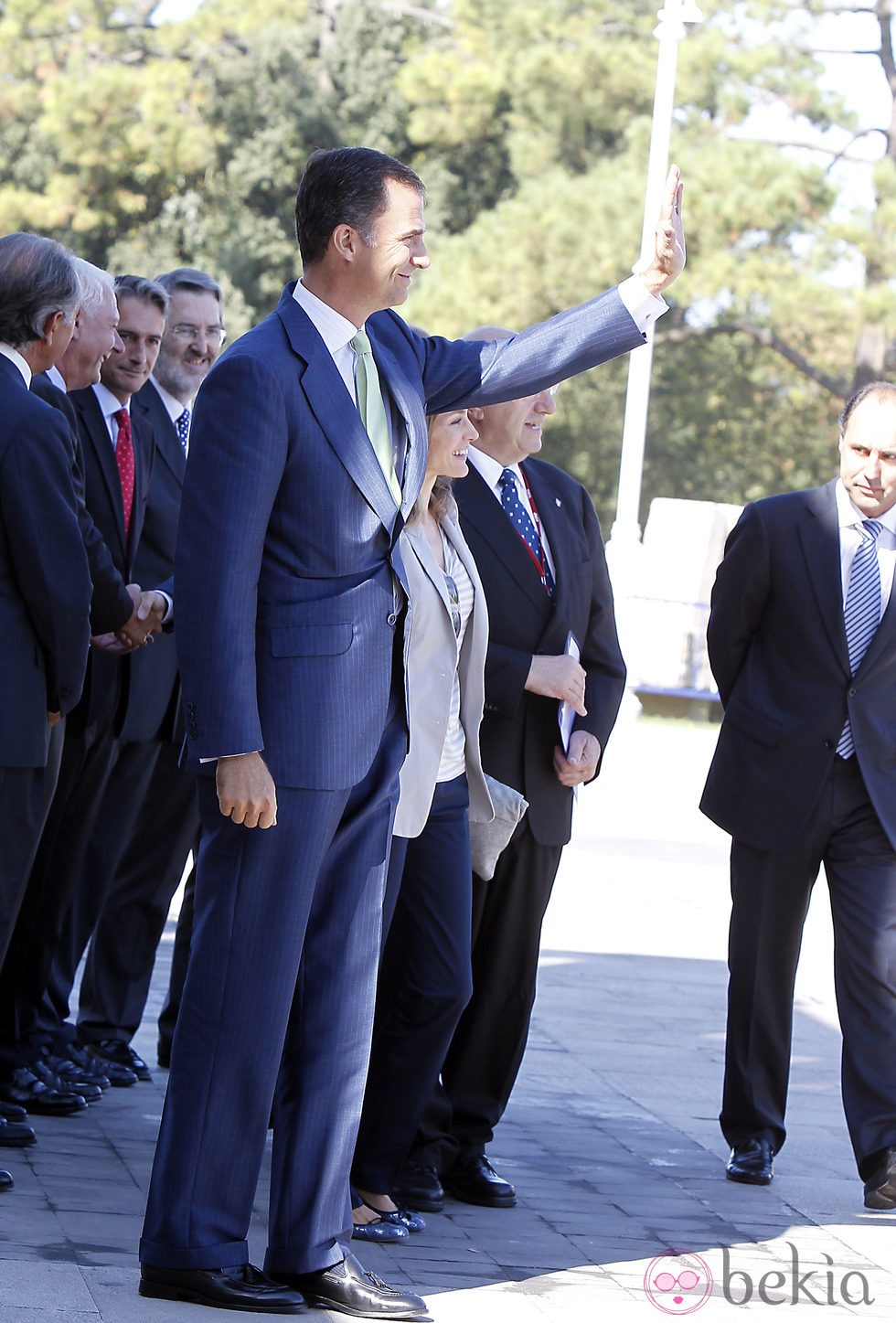 Los Príncipes Felipe y Letizia saludan a su llegada a Santander
