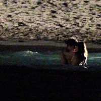 Robert Pattinson y Kristen Stewart derrochan pasión en 'Amanecer'