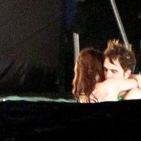 Robert Pattinson y Kristen Stewart abrazándose en el rodaje de 'Amanecer'