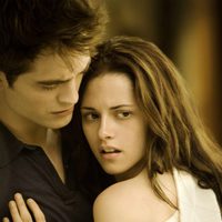 Robert Pattinson y Kristen Stewart en una de las imágenes promocionales de 'Amanecer'