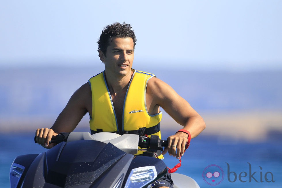 Orson Salazar montando en moto acuática en Ibiza