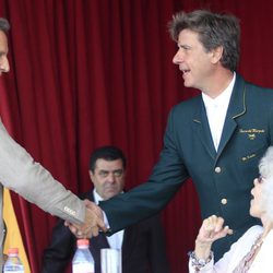 Cayetano Martínez de Irujo da la mano a Alfonso Díez junto a la Duquesa de Alba