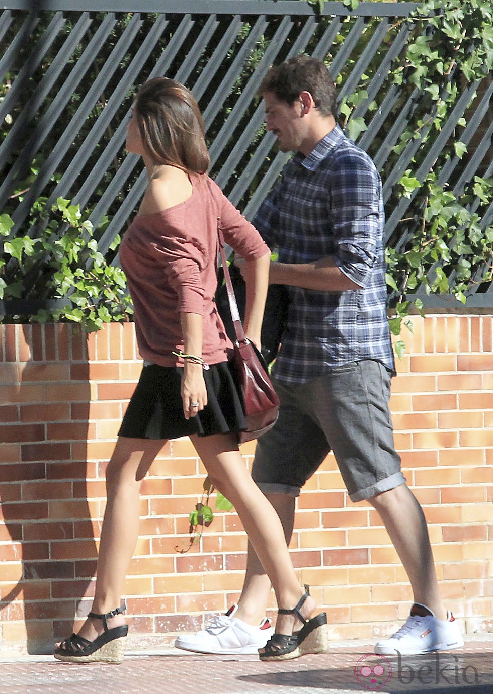 Iker Casillas y Sara Carbonero frente a la casa que comparten en Boadilla
