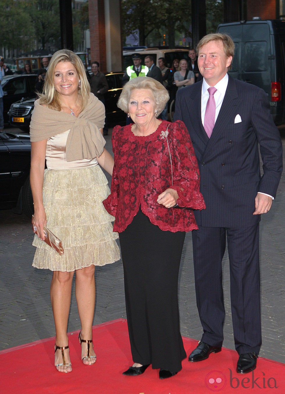 La Reina Beatriz de Holanda y los Príncipes Guillermo y Máxima en el 50 aniversario del Ballet Nacional holandés
