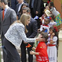La Princesa Letizia, cariñosa con una niña en Miami