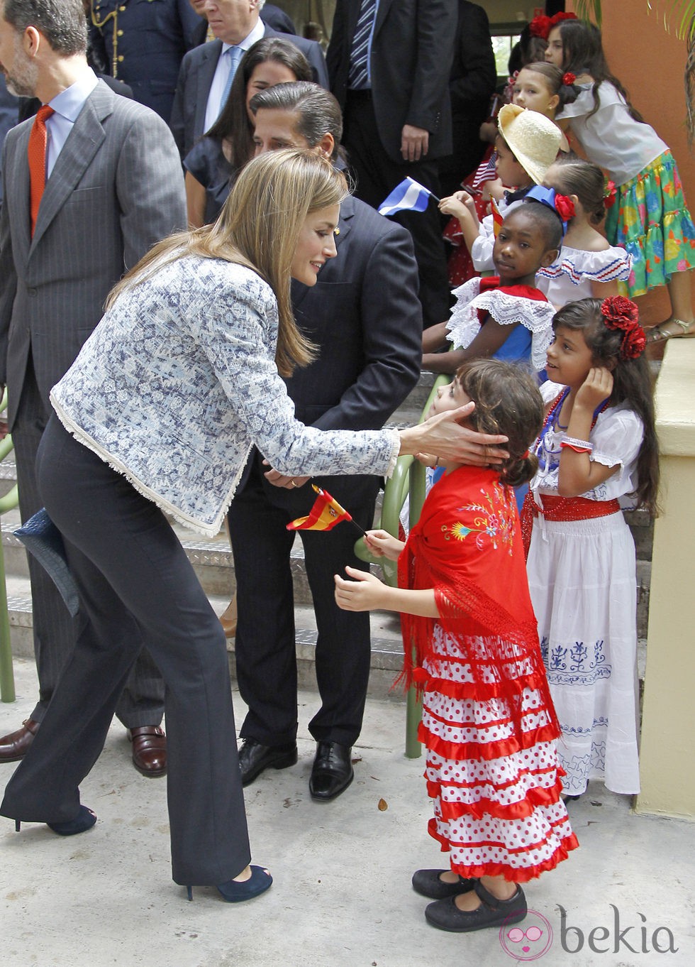 La Princesa Letizia, cariñosa con una niña en Miami