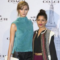 Karlie Kloss y Freida Pinto en la inauguración de una tienda Coach en Madrid