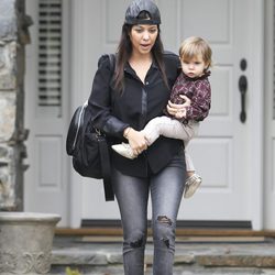 Kourtney Kardashian sale de casa con su hija Penelope