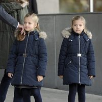 Las Infantas Leonor y Sofía visitan al Rey tras su nueva operación
