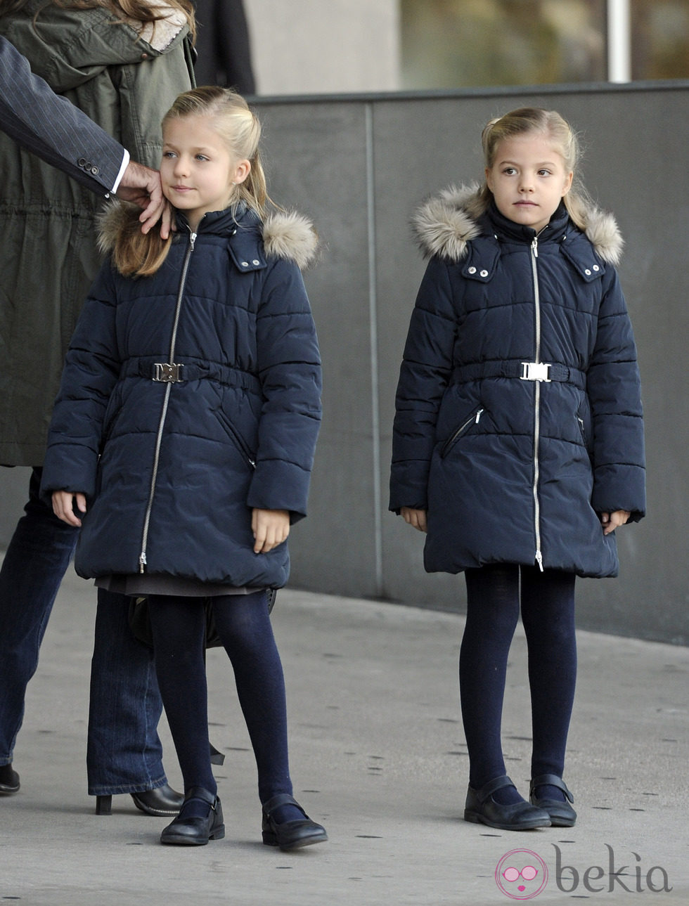 Las Infantas Leonor y Sofía visitan al Rey tras su nueva operación