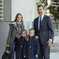 Los Príncipes Felipe y Letizia y las Infantas Leonor y Sofía visitan al Rey en el hospital