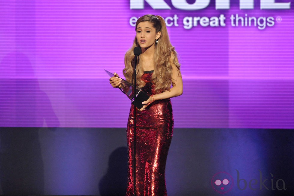 Ariana Grande recogiendo su galardón en los American Music Awards 2013