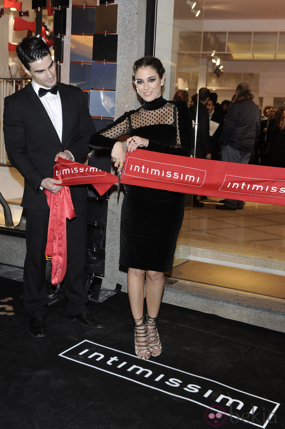 Blanca Suárez corta la cinta inaugural de una tienda en Madrid
