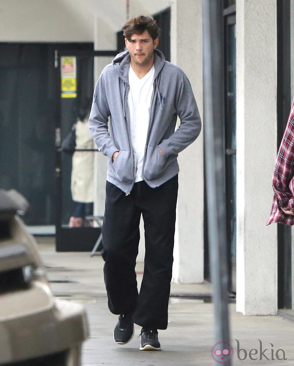 Primeras imágenes de Ashton Kutcher tras divorciarse de Demi Moore