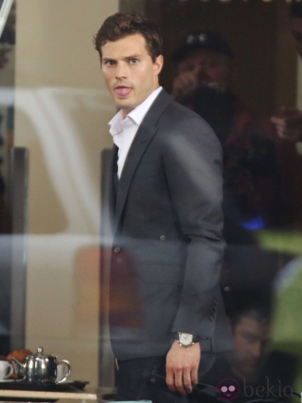 Jamie Dornan pone una cara graciosa en el set de 'Cincuenta sombras de Grey' en Vancouver