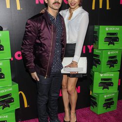 Joe Jonas y Blanda Eggenschwiler en una fiesta de Nylon Magazine