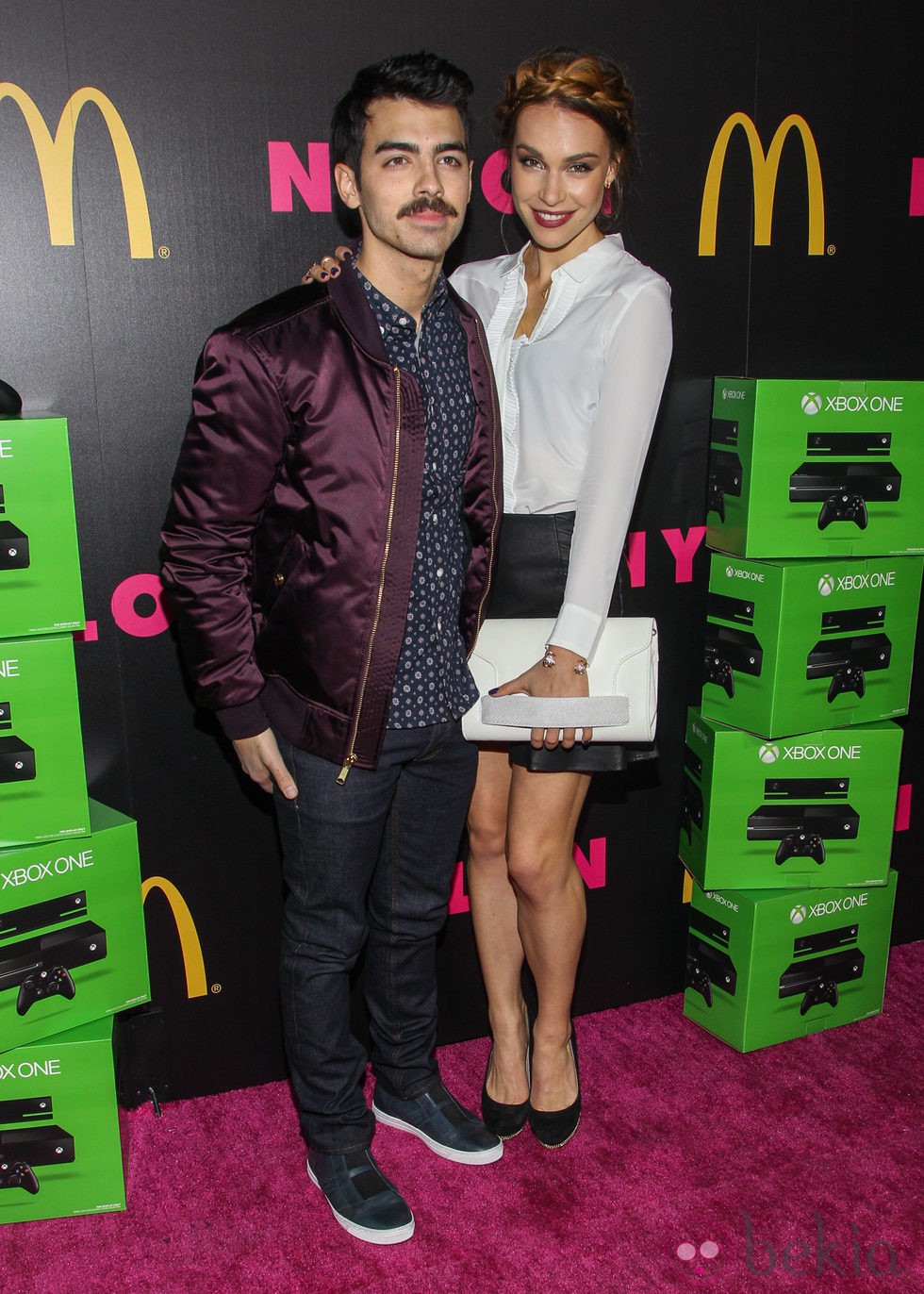 Joe Jonas y Blanda Eggenschwiler en una fiesta de Nylon Magazine
