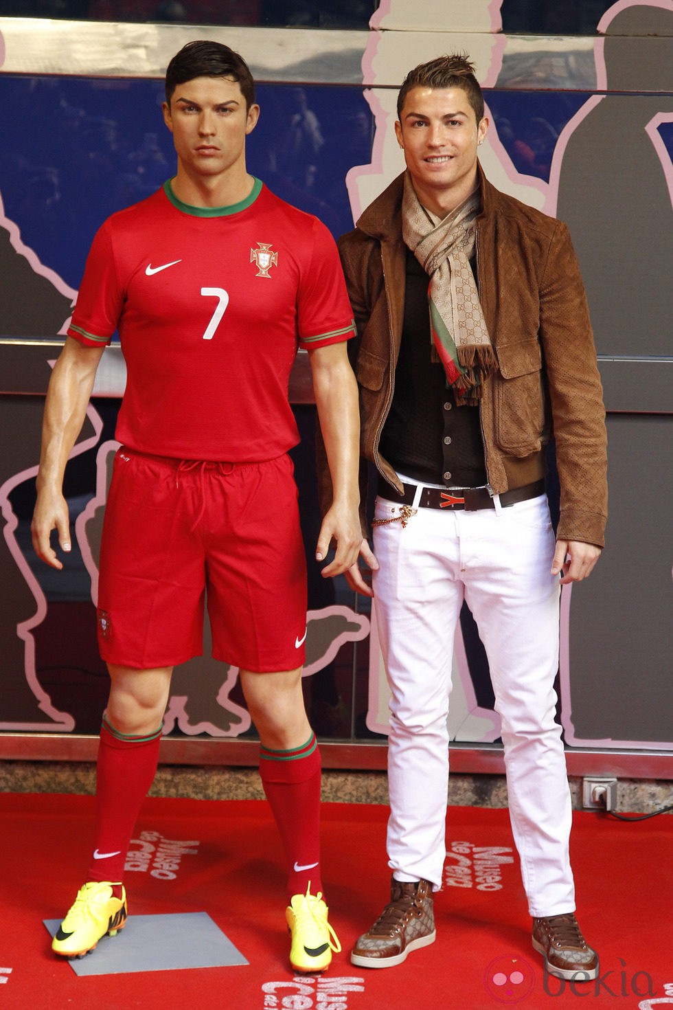 Cristiano Ronaldo junto a su figura del Museo de Cera de Madrid
