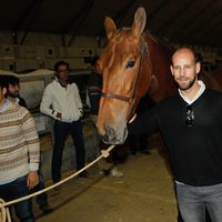 Gonzalo Miró posando con un caballo en el SICAB 2013 en Sevilla