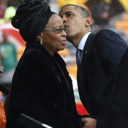 Barack Obama besa a Graça Machel en el funeral de Nelson Mandela