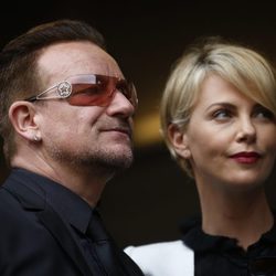 Bono y Charlize Theron en el funeral de Nelson Mandela