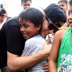 Justin Bieber abraza a un niño en Filipinas
