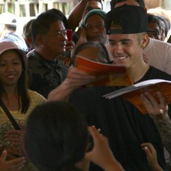 Justin Bieber reparte libros a los niños damnificados de Filipinas