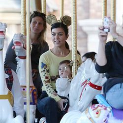 Kourtney Kardashian se monta en el tiovivo con Penélope