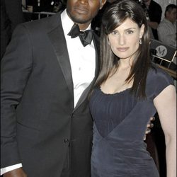 Taye Diggs y su novia Idina Menzel en un estreno