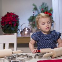 Estela de Suecia hace galletas de Navidad