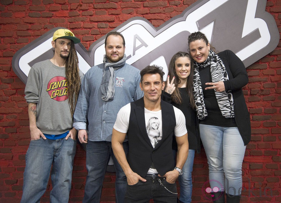 Jesús Vázquez con los cuatro finalistas de la segunda edición de 'La Voz'