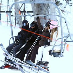 Kim Kardashian, Kourtney Kardashian y Kanye West cogen el funicular durante sus vacaciones invernales en Aspen (Colorado) 