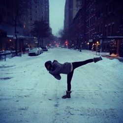 Hilaria Thomas presume de flequillo sobre la nieve