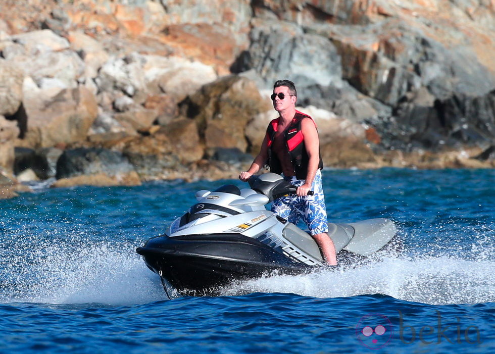 Simon Cowell en moto de agua durante sus vacaciones de Navidad en Barbados