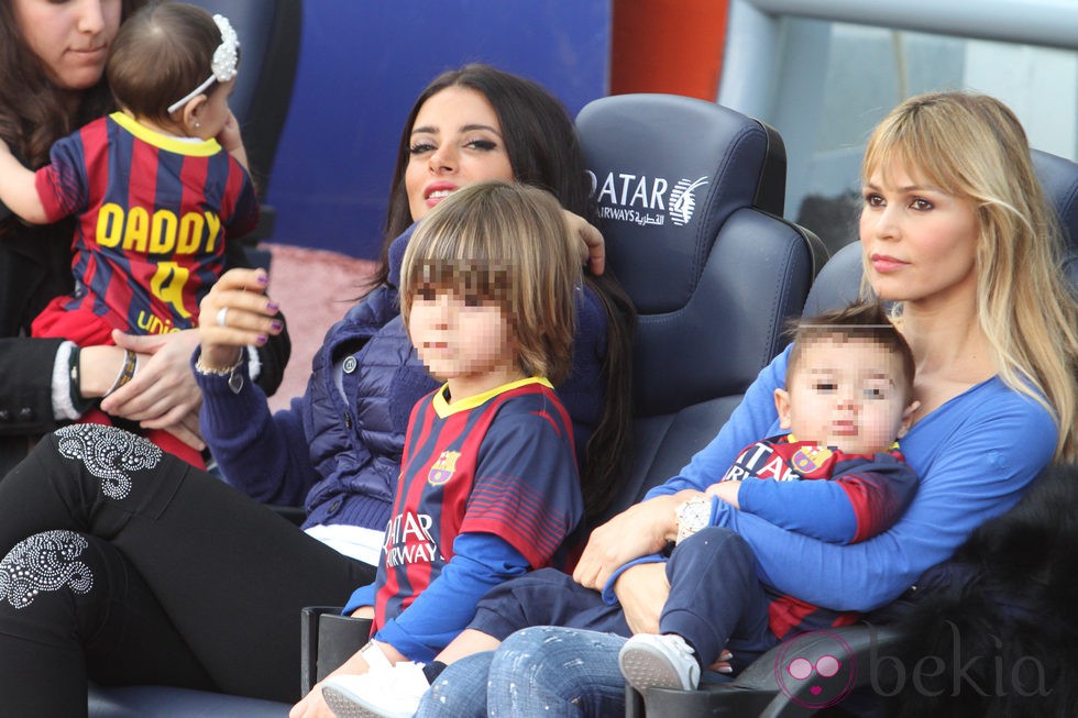 Daniella Semaan y Yolanda Cardona con sus hijo Dylan y Kai en el Camp Nou