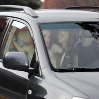 Los Príncipes Felipe y Letizia y las Infantas Leonor y Sofía llegando a casa de Jesús Ortiz