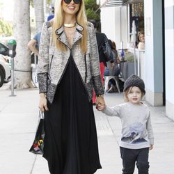 Rachel Zoe reaparece tras ser madre por segunda vez