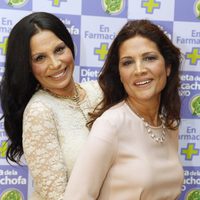 Unas bien avenidas Toñi y Encarna Salazar en la presentación de la dieta de la alcachofa