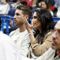 Sergio Ramos y Pilar Rubio en un partido de baloncesto en el Palacio de los Deportes de Madrid