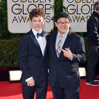 Nolan Gould y Rico Rodríguez en la alfombra roja de los Globos de Oro 2014