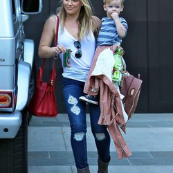 Hilary Duff con su hijo Luca en brazos tras anunciar su separación de Mike Comrie