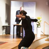 Victoria de Suecia subiendo las escaleras a la pata coja tras un accidente de esquí